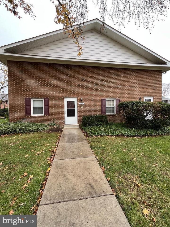 8806 Walutes Cir Unit D - Photo 2 of 23