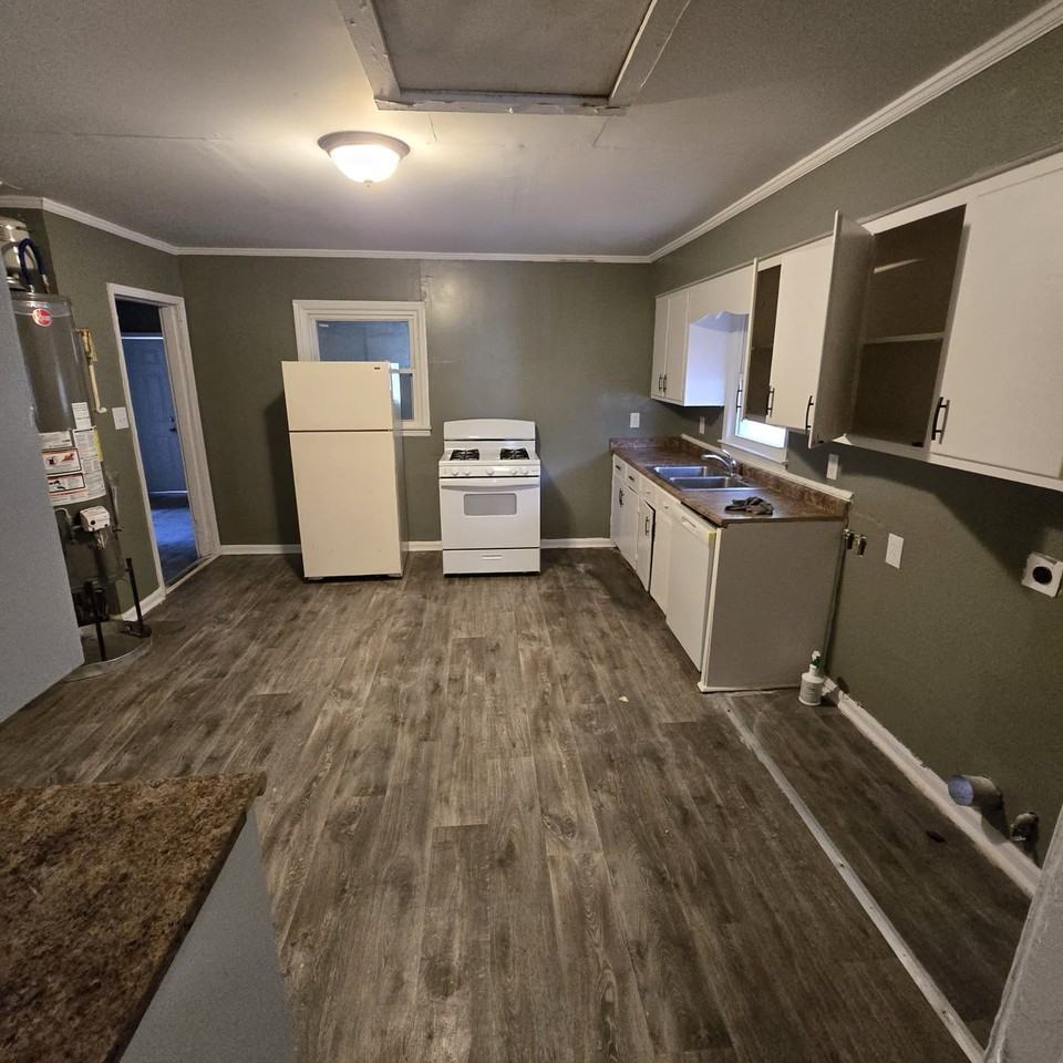 4145 Forest Ave W - Photo 4 of 11