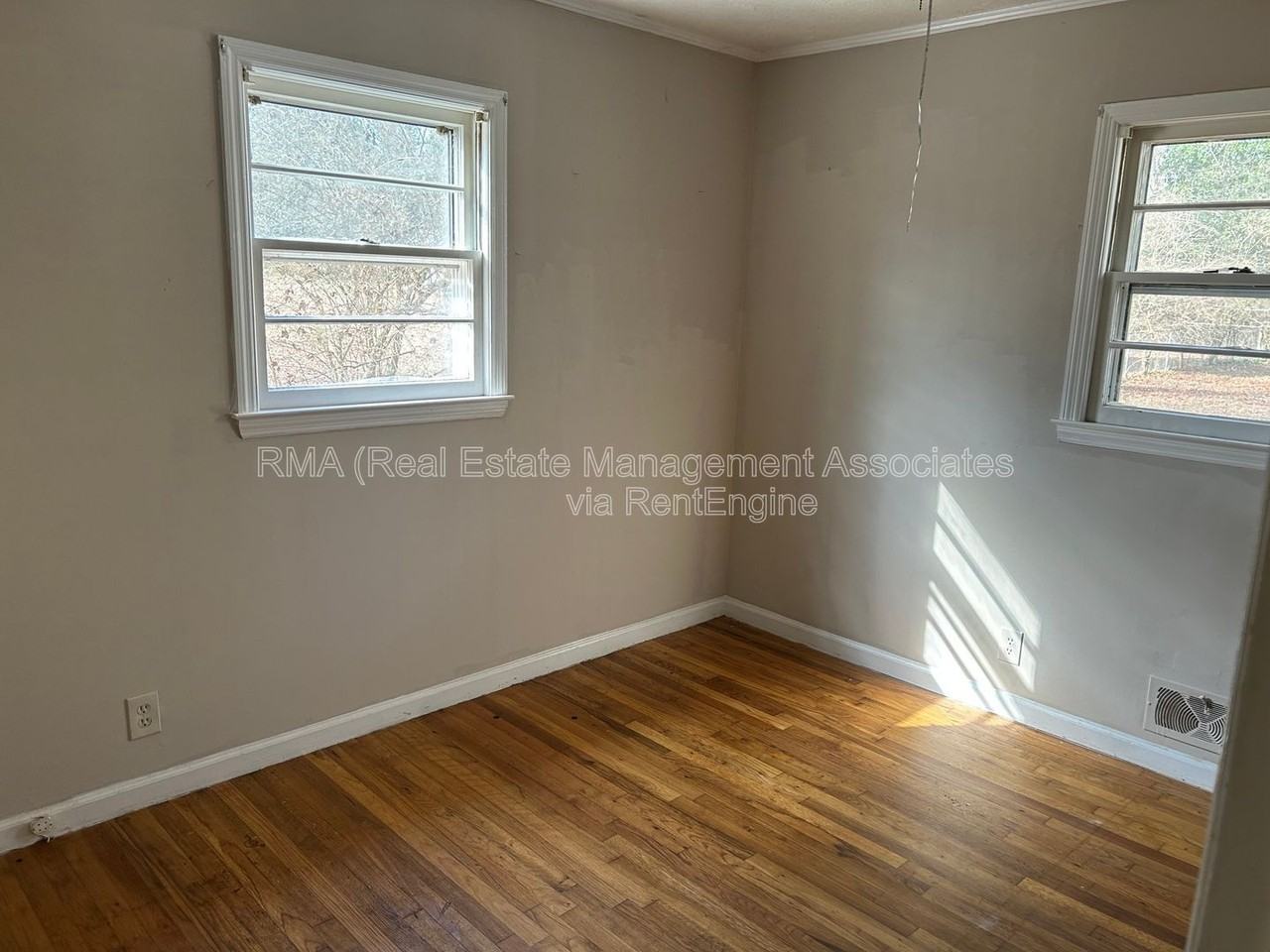 1313 Oakdale Dr - Photo 4 of 10