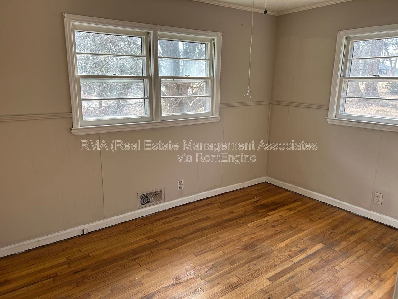 1313 Oakdale Dr - Photo 5 of 10