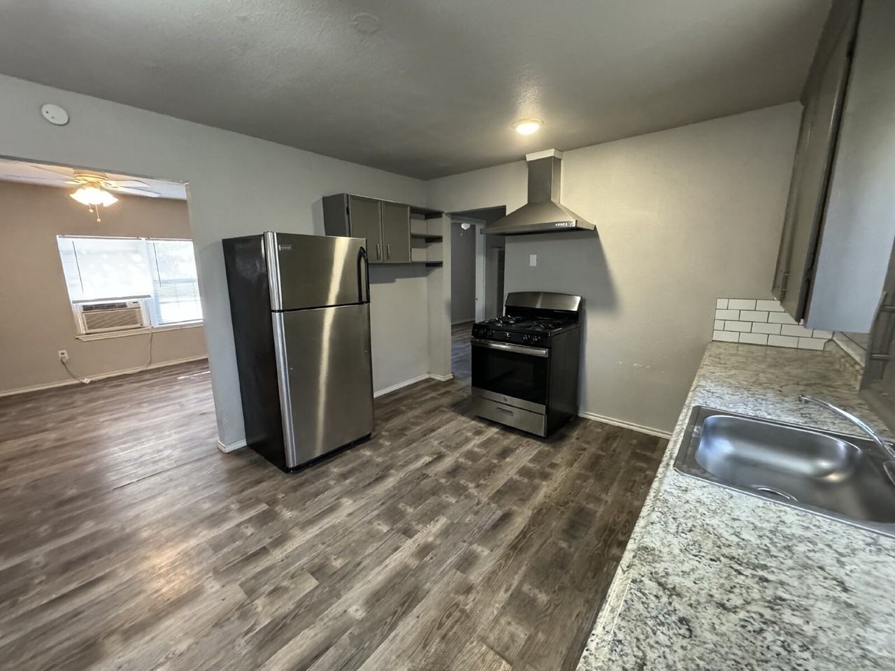 509 E Queens St - Photo 4 of 8