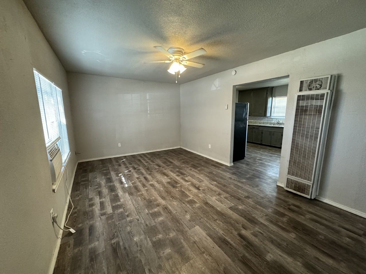 509 E Queens St - Photo 5 of 8