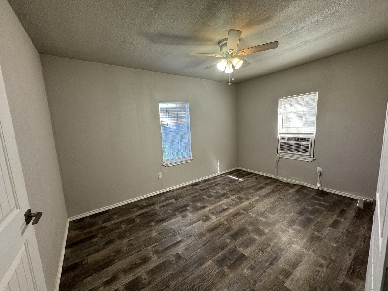 509 E Queens St - Photo 6 of 8