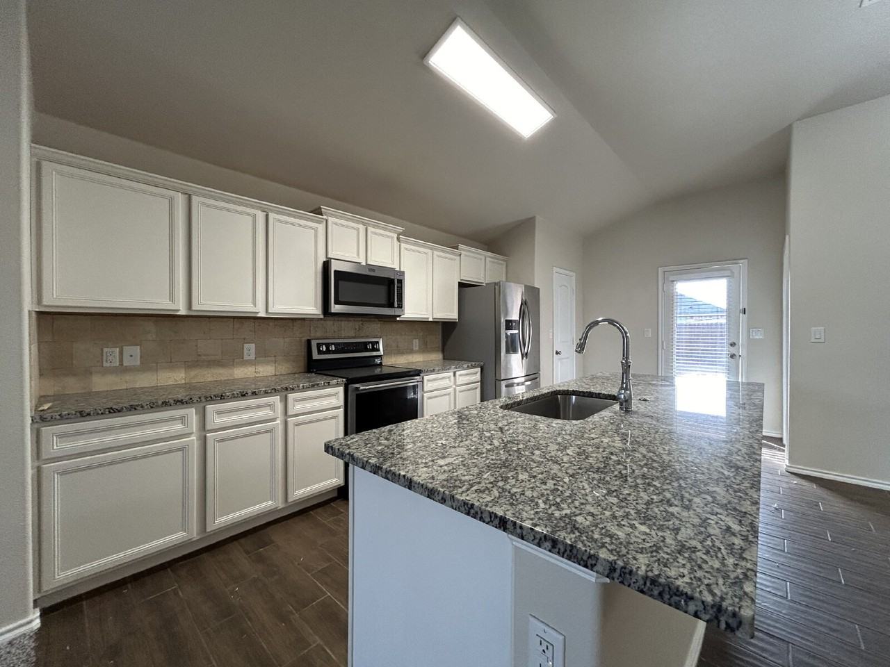 13814 Uvalde Ave - Photo 3 of 9
