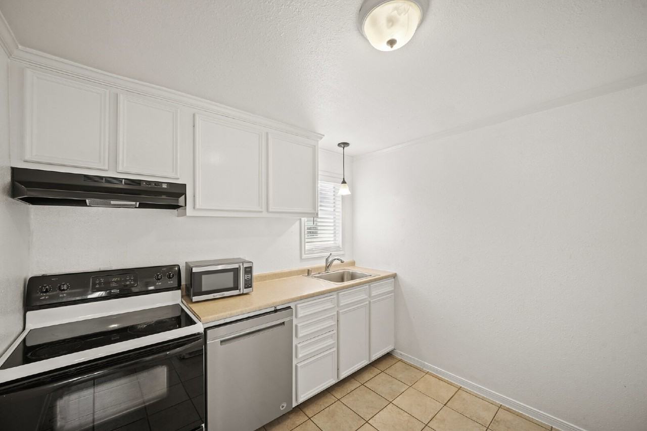 1539 Hawthorne St #3 - Photo 6 of 11