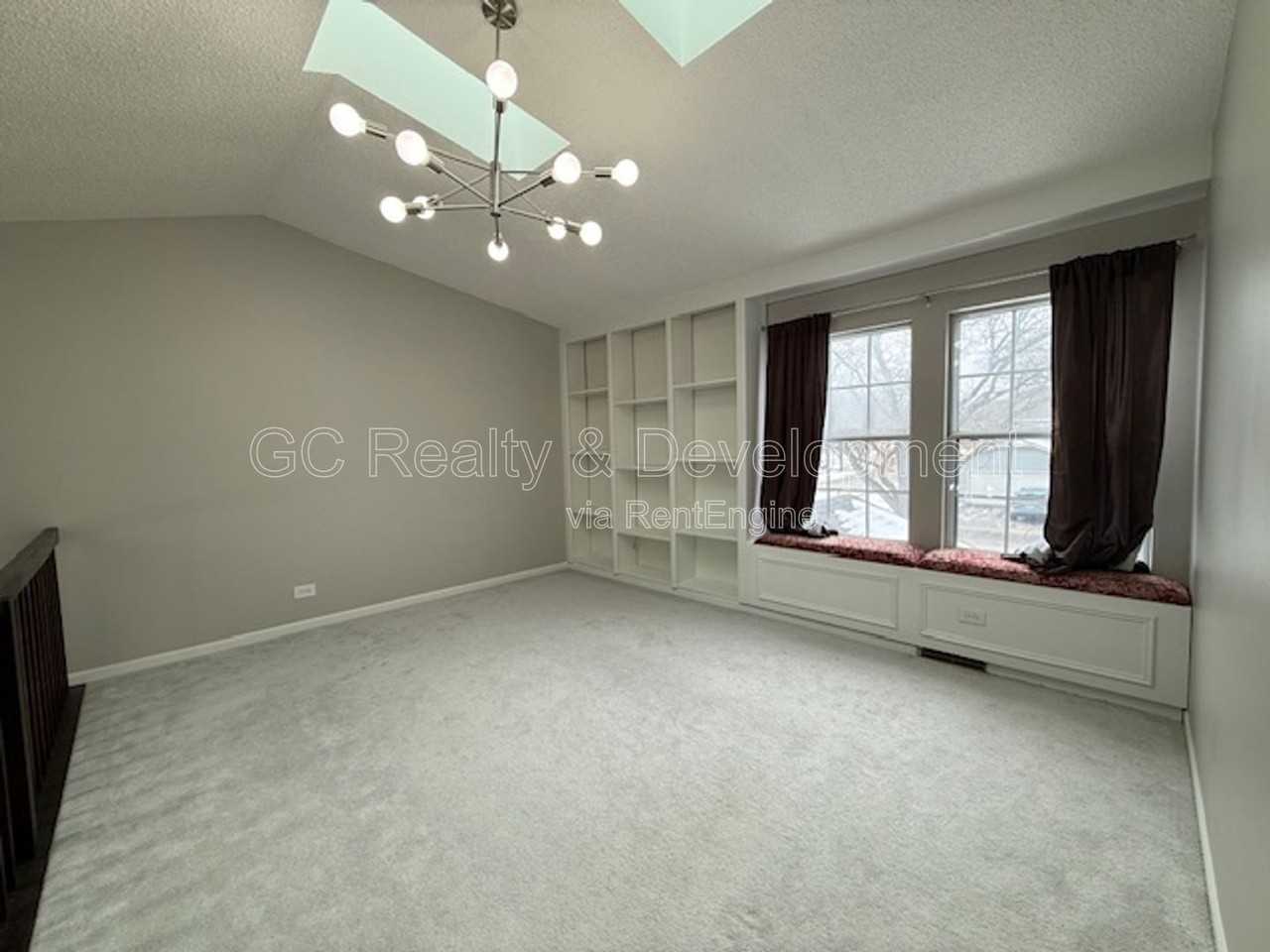 1121 Southbridge Ln - Photo 3 of 17