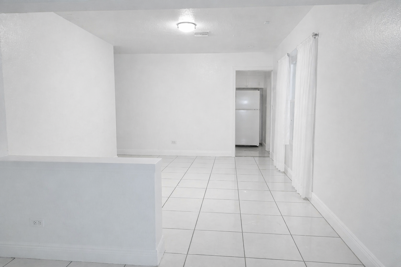 2512 Nw 9th Ct - Photo 4 of 6