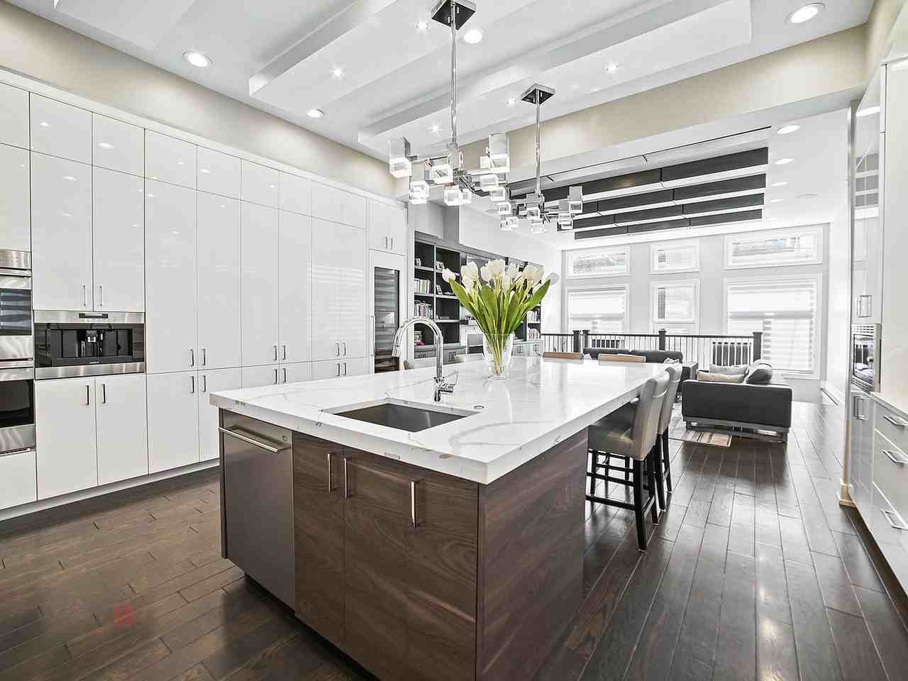 1633 W Wolfram St - Photo 7 of 32