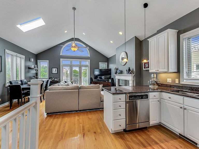 3027 N Racine Ave - Photo 5 of 22