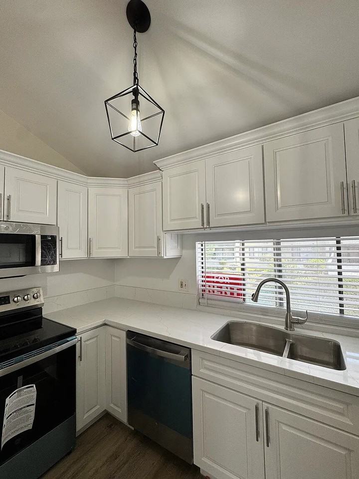 1608 Frost Ln - Photo 4 of 15