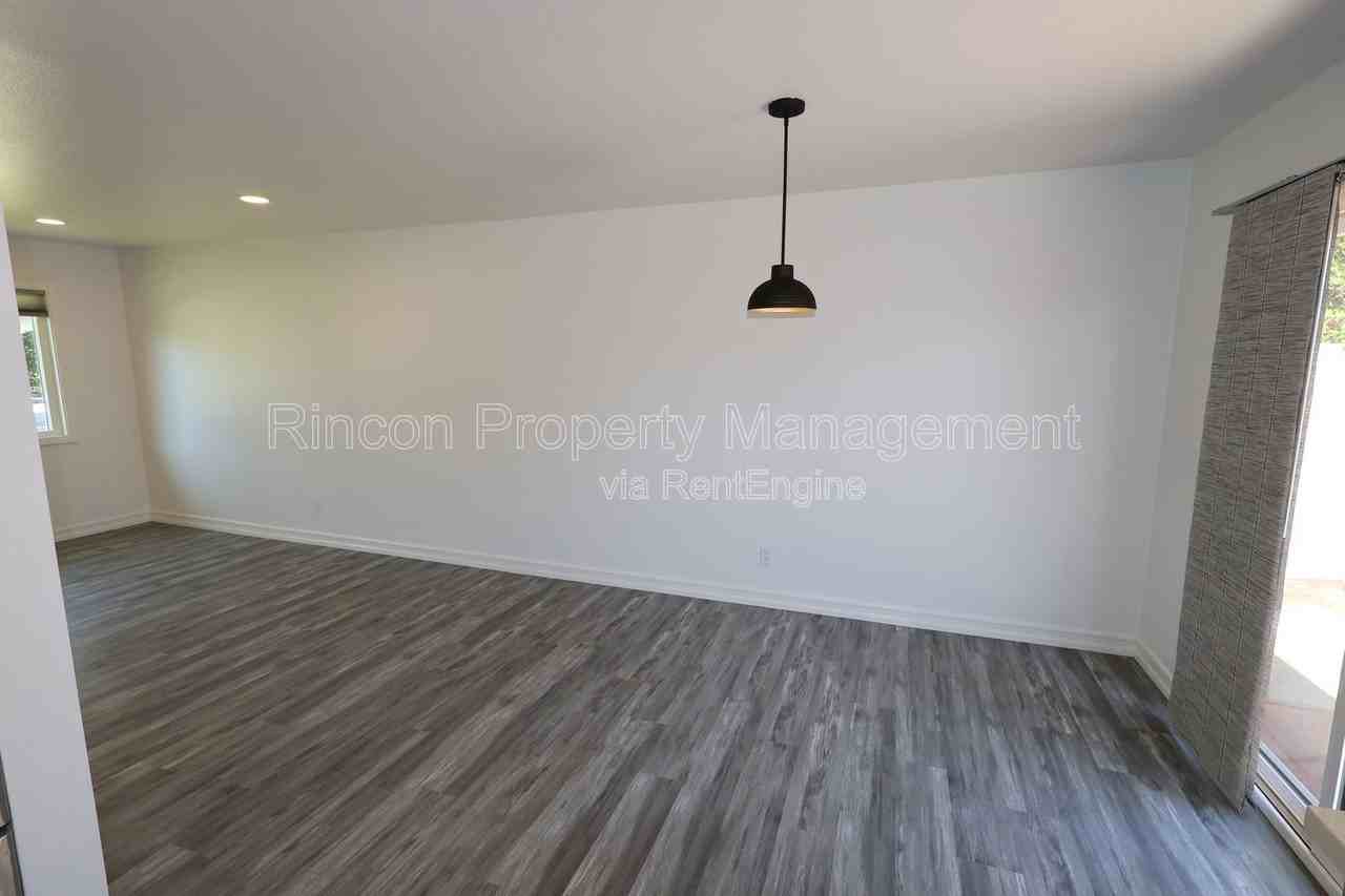 102 Hoover Ave - Photo 4 of 14