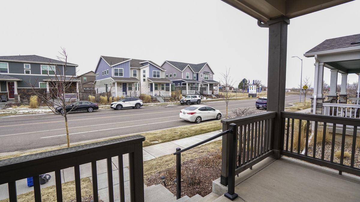 21793 E 8th Ave - Photo 2 of 32