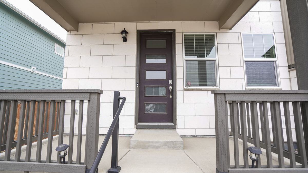 21793 E 8th Ave - Photo 3 of 32