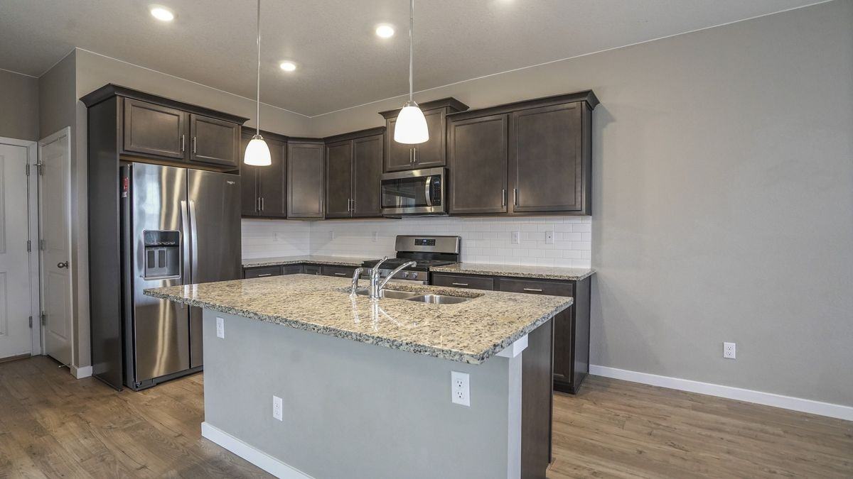 21793 E 8th Ave - Photo 6 of 32