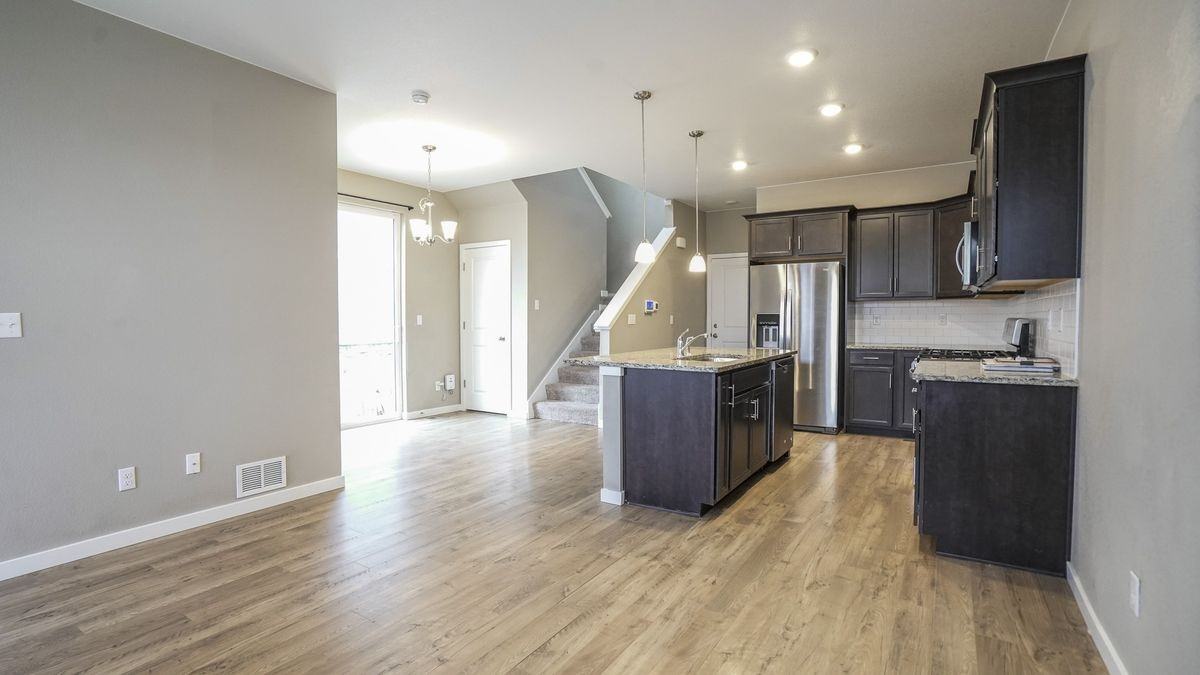 21793 E 8th Ave - Photo 7 of 32