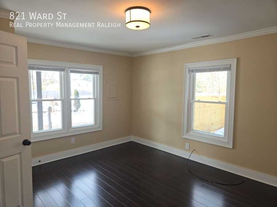 821 Ward St - Photo 3 of 10
