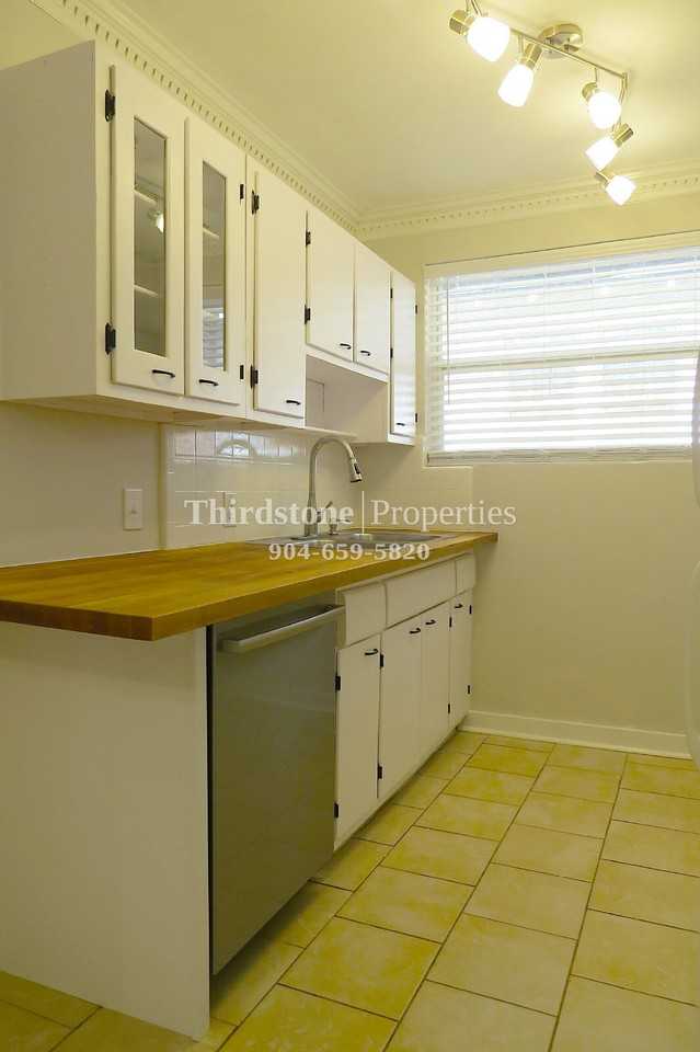 2853 Lydia St - Photo 5 of 17