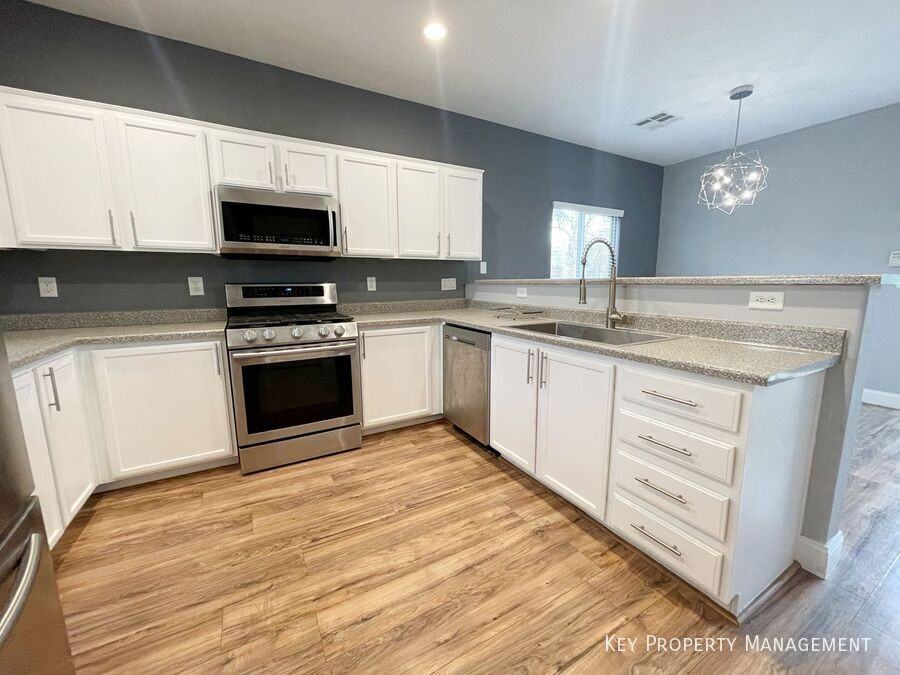 2825 Woodland Park Ave - Photo 5 of 34