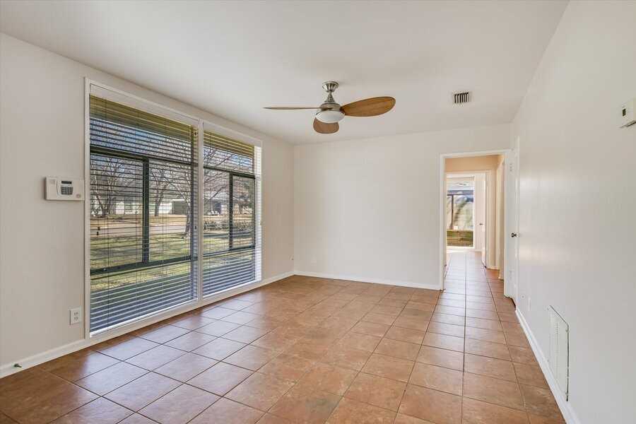 1419 Corona Dr - Photo 4 of 20