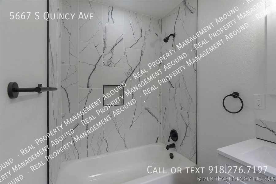 5667 S Quincy Ave - Photo 3 of 30