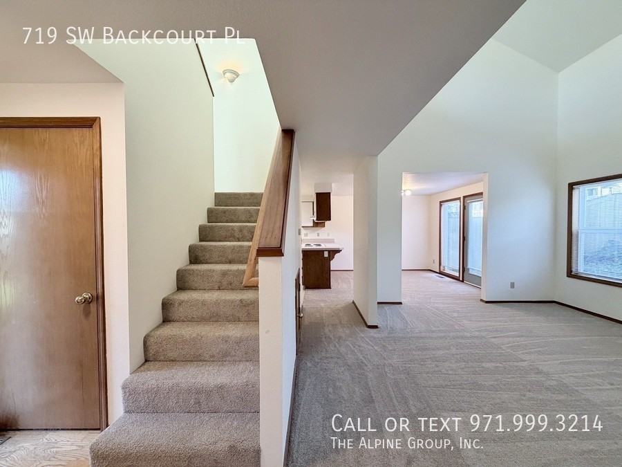 719 Sw Back Court Pl - Photo 6 of 35