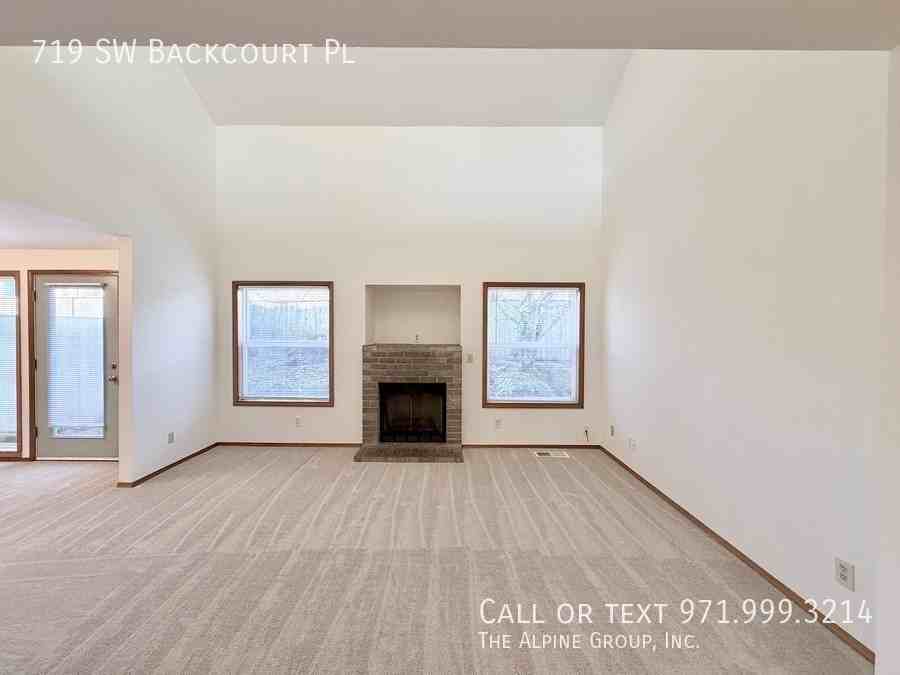 719 Sw Back Court Pl - Photo 7 of 35