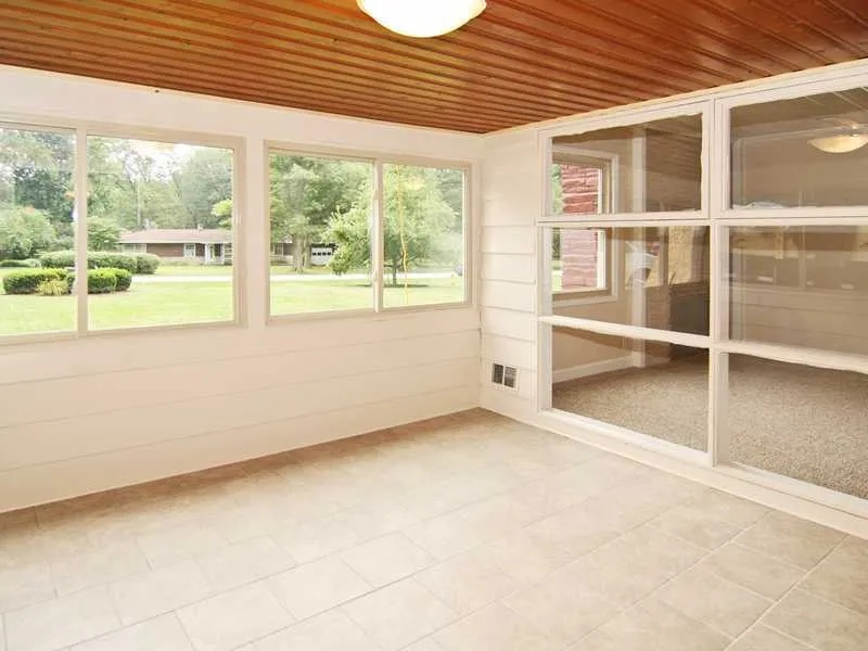 10118 Holaday Dr - Photo 2 of 10