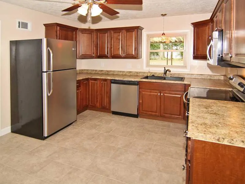 10118 Holaday Dr - Photo 4 of 10