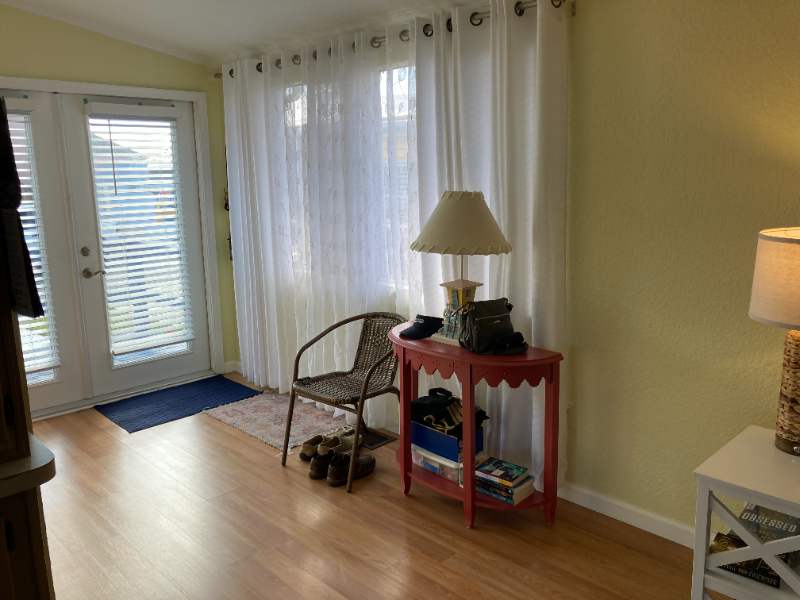 2078 Nettles Blvd - Photo 4 of 17