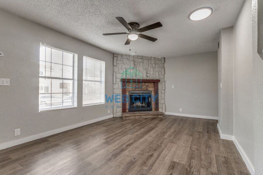 245 Alexandria St - Photo 3 of 11