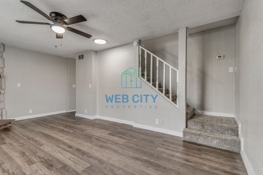 245 Alexandria St - Photo 4 of 11