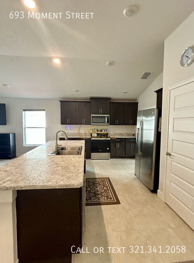 693 Moment St - Photo 4 of 19
