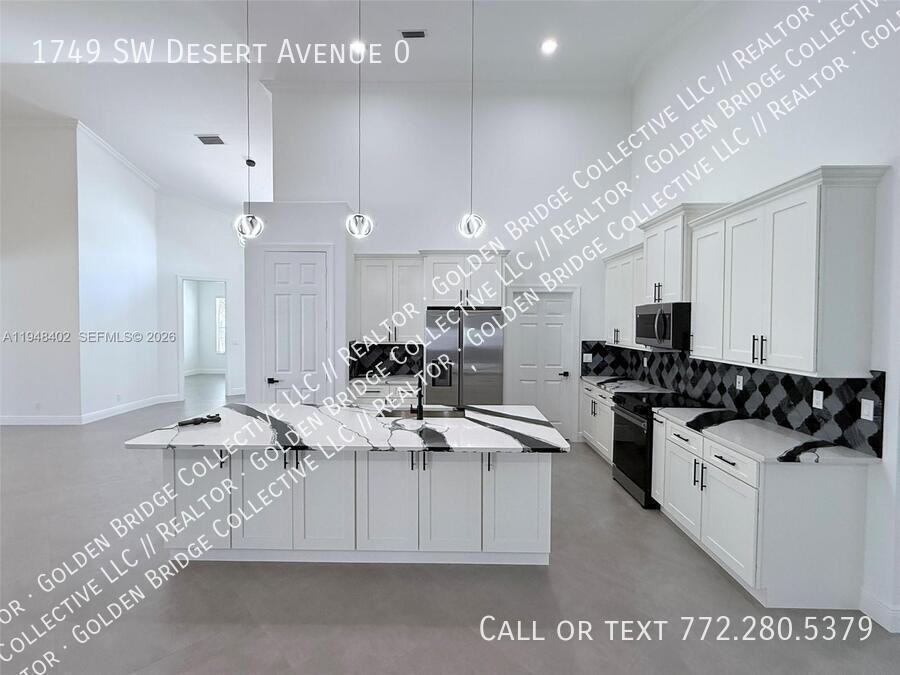 1749 Sw Desert Ave - Photo 2 of 15