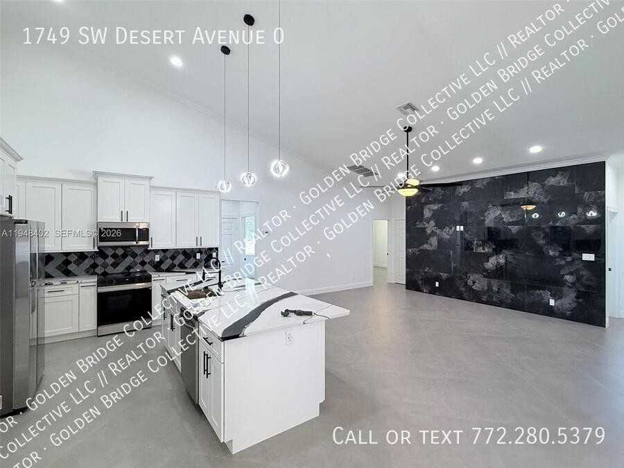 1749 Sw Desert Ave - Photo 3 of 15