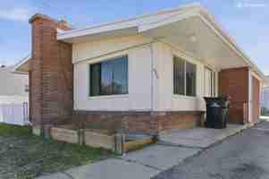 featured image of 466 E Center St