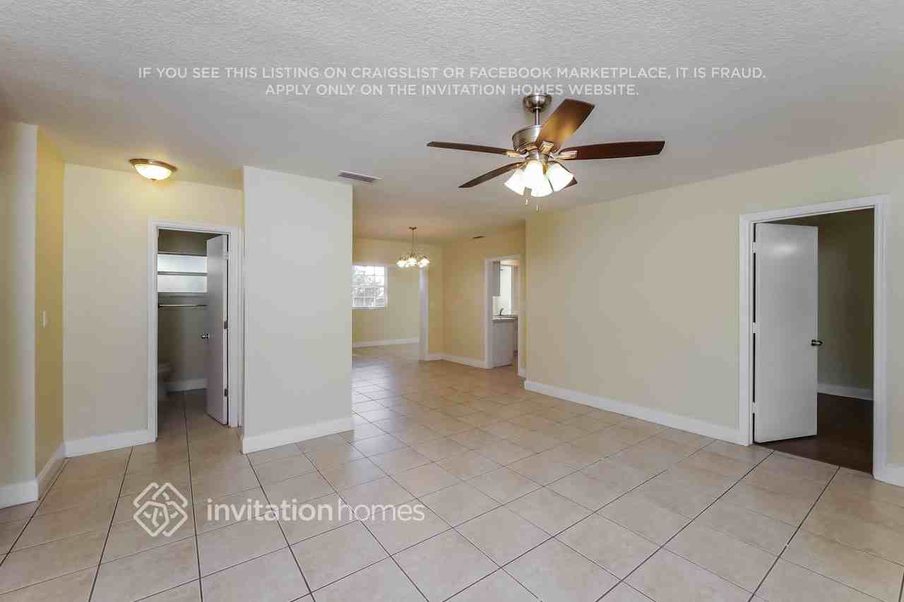 7438 Taft St - Photo 4 of 17