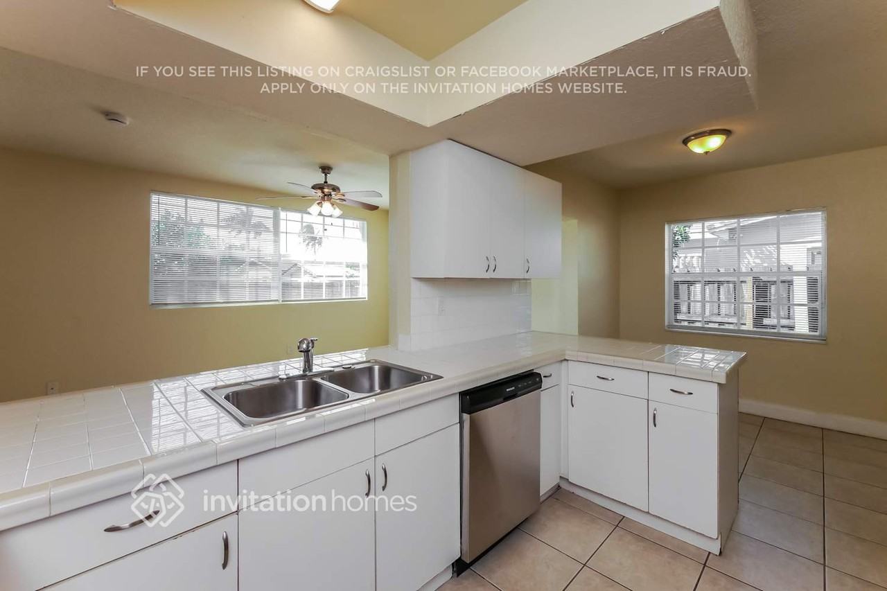 7438 Taft St - Photo 6 of 17