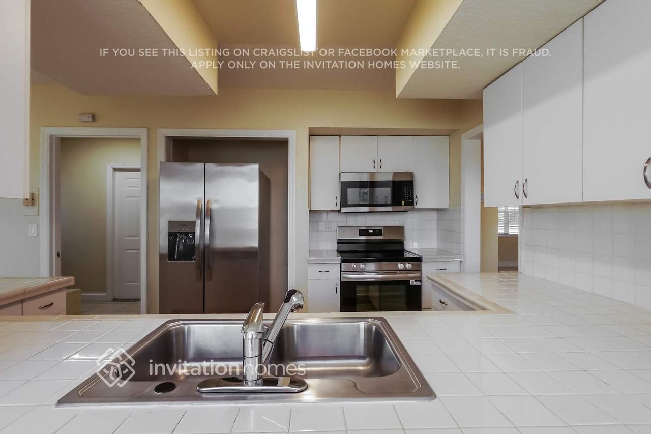 7438 Taft St - Photo 7 of 17