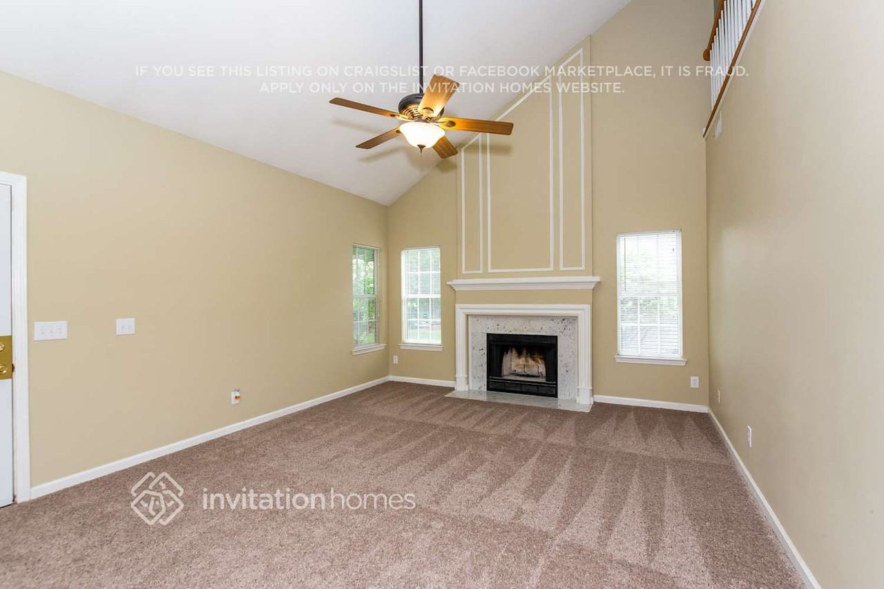 1327 Yorkshire Pl Nw - Photo 2 of 19