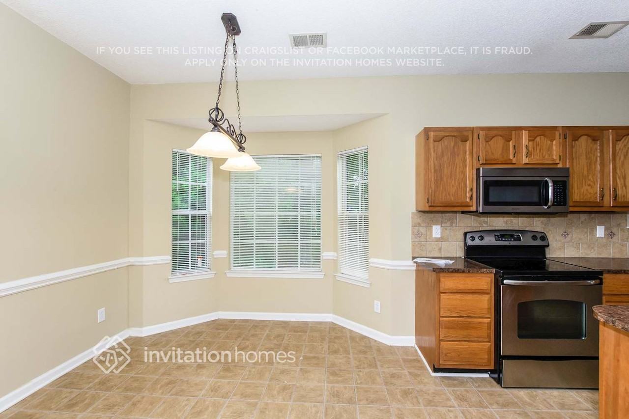 1327 Yorkshire Pl Nw - Photo 4 of 19