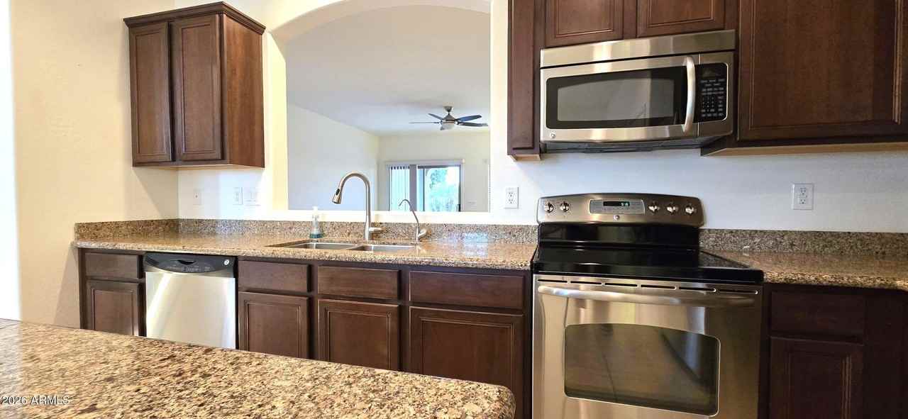 2804 E Santa Fe Ct - Photo 4 of 37