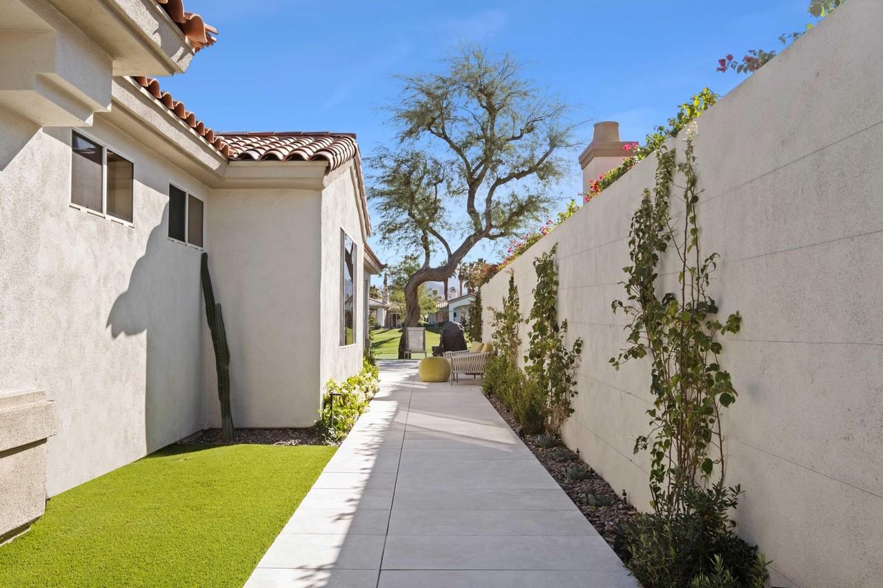 407 Desert Holly Dr - Photo 4 of 38