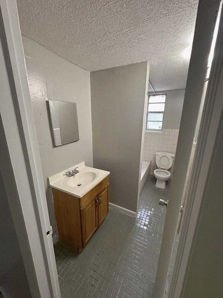 Aria - 2852 W. 1st St. #3 - Photo 6 of 18