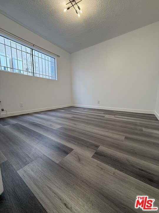 955 N St Andrews Pl Apt 1 #1 - Photo 7 of 8