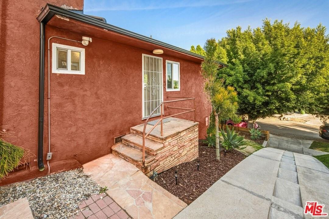 1319 S Mansfield Ave - Photo 3 of 25