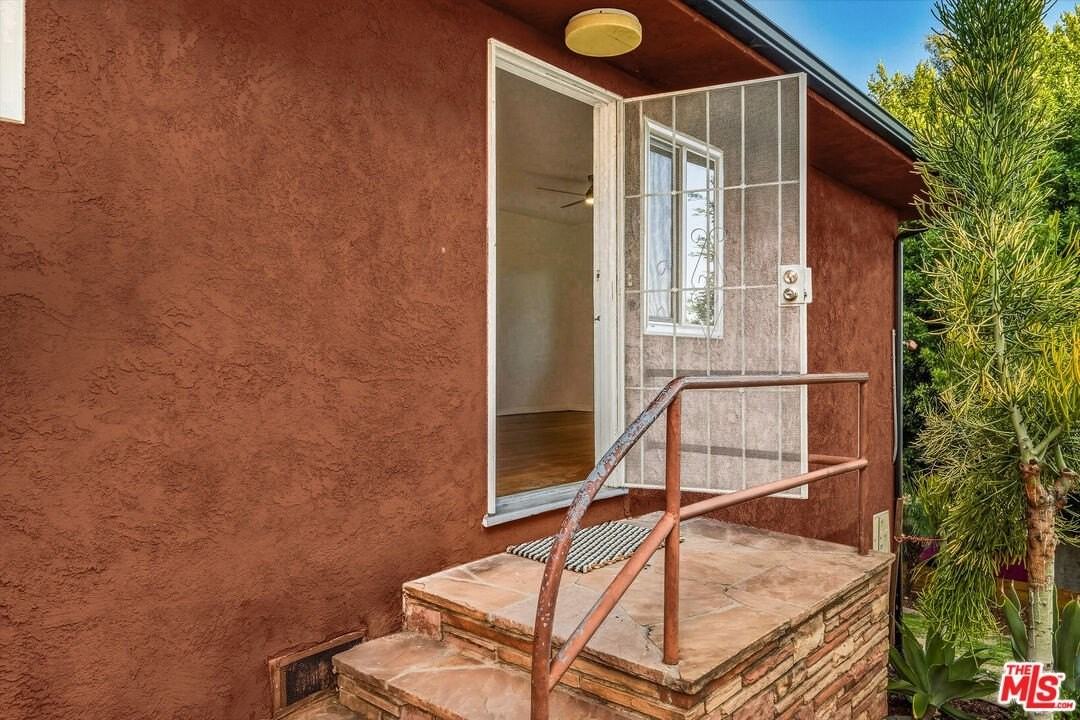 1319 S Mansfield Ave - Photo 4 of 25