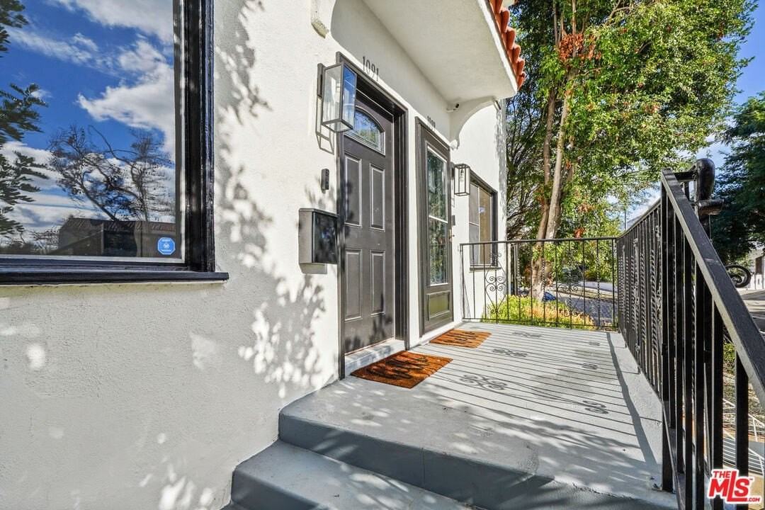 1091 S Mansfield Ave - Photo 2 of 33