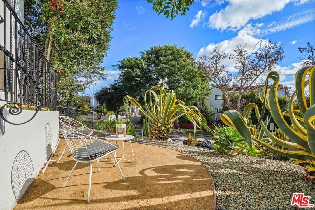 1091 S Mansfield Ave - Photo 3 of 33