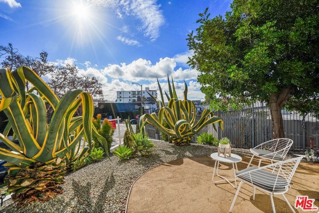 1091 S Mansfield Ave - Photo 4 of 33