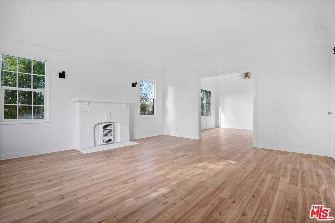 1091 S Mansfield Ave - Photo 6 of 33